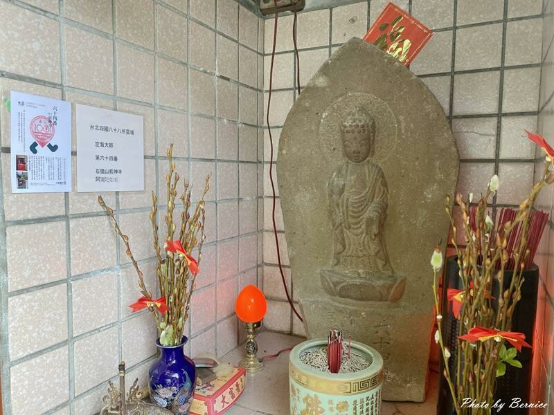 第六十四番石佛.台北新四國遍路~差點消失的64番感謝爺奶留下這石佛文化 @Bernice的隨手筆記