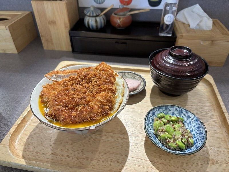 新北中和美食，KATSU鑫 豬排蓋飯(四號公園店)，外酥內嫩炸豬排好讚，味噌湯、小菜還能免費續～
